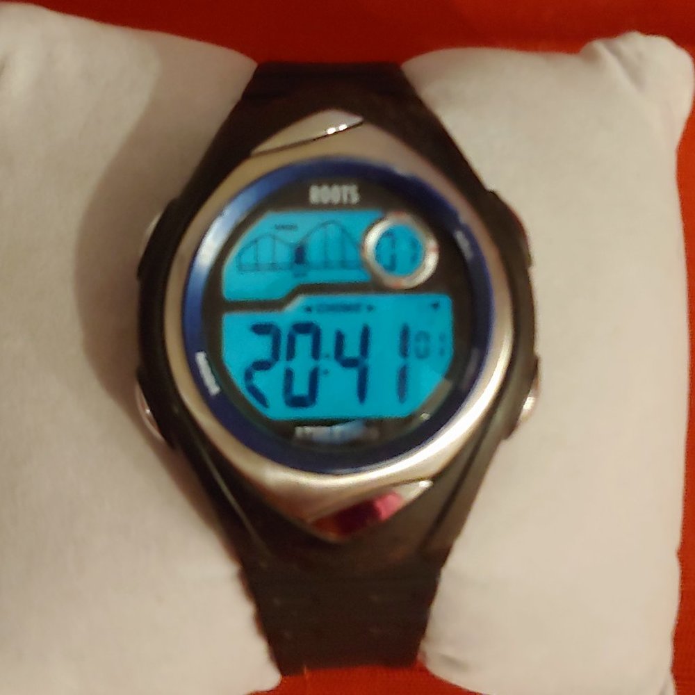 GENTLY USED, CANADIAN MADE, ROOTS ATHLETICS, RY2090 BLASTER SERIES SPORTS WATCH!